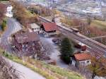 Nach der Ersteigung eines Hgels liegt Ausserberg zu Fssen, gleich am Ortsanfang der Bahnhof und das Hotel Bahnhof, dort kann man preiswert bernachten, wenn man die Wanderung in zwei Tagen machen will, auch Matratzenlager sind vorhanden, aufgenommen am 13.11.2006.