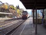 Zwei Re 425, vorn Re 425 177, mit Containerzug fhrt am 11.11.2006 durch den Bahnhof Ausserberg in Richtung Goppenstein.