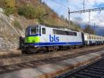 BLS Re 420 506 mit geschobenen Pendelzug Goppenstein - Brig verlt am 09.11.2006 den Bahnhof Lalden.