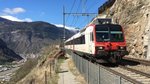 berraschung auf der Wanderung (Handy Not-Schuss): Ein zweiteiliger Domino auf berfhrungsfahrt Biel/Bienne-Brig auf der Ltschberg Sdrampe bei Lalden. Beim Pendel handelt es sich um den RBDe 560 217-2 und ABt 50 85 39-43 814-5, 19.04.2016.