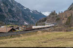 BLS Re 425 180 ist am 22.02.2021 unterwegs mit einem Kesselzug von Visp nach Antwerpen und konnte hier an der Lötschberg Nordrampe bei Blausee Mitholz aufgenommen werden.