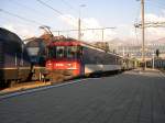 Berner Oberland 2007 - Auch eine EW 3-Garnitur kam am 14.07.2007 auerplanmig nach Interlaken. Diese 6-Wagen Garnitur wurde um einen ex-SBB BDt, der nun der BLS gehrt, und einen schon in den neuen BLS-Farben lackierten BLS EW 2 der Gattung AB verstrkt. Anschlieend ist noch der Steuerwagen 992 der EW 3-Pendelzuggarnitur zu erkennen. Wie gesagt, alle 7 min ein Zug ab Interlaken nach Bern!