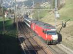 Die Re 460 090 fhrt mit ihrem IC dem Ltschbergtunnel entgegen.Bei Kandersteg am 14.4.2007.