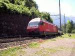 Berner Oberland 2007 - Die SBB Re 460 108-4  Engadin  schiebt am 25.07.2007 auf der Ltschberg - Nordrampe den IC 825 Brig-Basel in Richtung Frutigen.