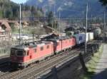 Die Re 4/4 II 11289 und die Re 6/6 11639 verlassen mit einem Containerzug am 14.04.2007 den Bahnhof Kandersteg.
