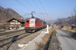 SBB Re 4/4 II 11326 und Re 620 033-1 Muri AG mit einem Gterzug bei Mlenen, am 11.2.08