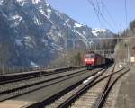 Eine 185- Doppeltraktion der DB Cargo mit einem Tonerde-Leerzug auf der BLS -Nordrampe nach Limburg/Westerwald bei der Durchfahrt in Blausee-Mitholz, 21.03.09.