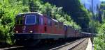 Viererpack Re 20/20 mit schwerem Gterzug auf dem Weg nach Brig zwischen Frutigen und Kandersteg. (Aufnahme 04.08.2007)