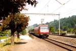 460 007 mit IC in Richtung Bern am 13.09.2002 in Mlenen.