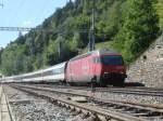 Die Re 460 115 ist am 18.5.2007 mit ihrem IC Romanshorn-Brig bei Hohtenn unterwegs.