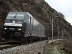 Die BR 185.2 566-7 legt sich mit einem Leerzug elegant in die Kurve zwischen Brig und Lalden am 5.01.2007