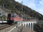 Ein Re 10/10 Packet mit einem leeren Autozug auf dem Luogelkinviadukt bei Hohtenn am 11.02.2007.