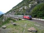 460 055 fhrt am 16.8.2007 oberhalb von Brigerbad mit einem IC in Richtung Brig