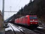 BR 185 116 und -131 mit GZ bei Hohtenn am 6.12.2007 und am Ende des Zuges...