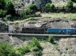 Die BLS Re 4/4 164 erklimmt mit ihrem Rexwal-Geti die Ltschberg-Sdrampe, oberhalb von Brigerbad am 05.07.2009