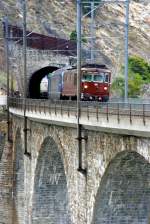 Ein Tripple bestehend aus Re 4/4 180 und zwei BLS Re 465 berquert das Luogelkinviadukt; 20.04.2010