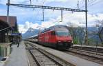 Rettungsbung im Ltschbergbasistunnel, Umleitung der IC's ber die alte Bergstrecke: Re 460 066-4 mit EXT 30829 in Ausserberg, 04.05.2013.