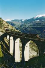 Re 4/4 der BLS mit Regionalzug Brig-Goppenstein auf  dem Luogelkinviadukt bei Hohtenn.