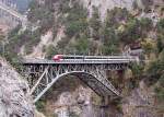 Ein wenig spter kommt der Gegenzug, ein IC von Spiez nach Brig am 13.11.2006 auf dem Bietschtal-Viadukt.