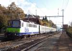 BLS Re 420 506 mit Regionalzug Goppenstein - Brig hlt am 10.11.2006 in Ausserberg.