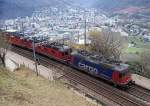 Re 4/4 II und zwei Re 6/6 mit Gterzug fhrt am 09.11.2006 durch die Station Eggerberg Richtung Goppenstein.