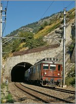 Die 1944 gebaute Ae 4/4 251 der BLS verlässt mit einen Extrazug für das  Südrampenfest  anlässlich des Jubiläums 100 Jahre BLS den Schluchitunnel kurz nach Hohtenn.