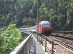 Re 460 075-7 mit einem IC auf dem Bietschtalviadukt am 15.6.06