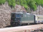 Lok 503 ex SBB RE 4/4 II 11119 der BLS mit einem Regionalzug im Bahnhof Hohentenn am 15.6.06