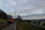 Der Nebel, der am Morgen noch die Stadt Solothurn bedeckte, ist verschwunden, den Reisenden im R5250 nach Solothurn bietet sich kurz vor Sonnenuntergang ein schner Ausblick auf Solothurn und Bellach. Aufnahme des RABe 526 282 am 14.11.2010. 