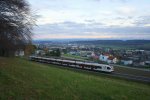 Gegen Abend zogen am 14.11.2010 dichtere Wolken auf. Das Alpenpanorama war deshalb bereits teilweise verdeckt, als ich einen unbestimmten SBB-Flirt als R7272 oberhalb Langendorf ablichtete. 