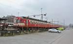 Dreiteiliger RBDe 566 I 220 abgestellt in Thun, 06.04.2013.