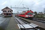 ABt 50 38 38-33 921-9, B 50 38 29-34 555-5 und RBDe 566 221-8 als Regio 6029 in Brenzikofen, 09.12.2014.