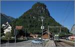 Ein Versuch, das schmucke Schloss und den Bahnhof von Wimmis auf ein Bild zu bekommen...
der BLS RABe 535 119 von Zweisimmen nach Bern bei der Ankunft in Wimmis. 

14. Juni 2021