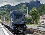 Die ersten umspurbaren Wagen des Goldenpass Express auf Testfahrt zwischen Zweisimmen und Boltigen.
Eine direkte Zugverbindung zwischen Montreux, Gstaad und Interlaken wird die Attraktivität der drei touristischen Anziehungspunkte erhöhen und näher zueinander bringen. Ab dem Dezember 2022 fahren täglich vier Züge zwischen Montreux und Interlaken hin und her. Dieses Projekt realisiert die MOB zusammen mit der BLS.
Die BLS Re 465 mit den MOB Umspurwagen als Testzug auf der Strecke der ehemaligen SEZ.
Einfahrt in den Endbahnhof Boltigen am 9. Juli 2021.
Foto: Walter Ruetsch