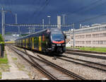 BLS -   MUTZ   Triebzug RABe 515 008 ( Werbeung für den SCB / Eishockemeister 2019 ) vor einer Gewitterfront bei der einfahrt in den Bahnhof Ostermundigen am 25.05.2019