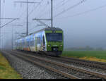 BLS - Triebzug RABe 525 015-4 im Nebel unterwegs bei Lyssach am 31.10.2021