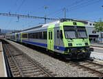 BLS - Regio nach Büren an der Aare am Schluss der Steuerwagen ABt 50 85 80-35 941 im Bahnhof Lyss am 16.07.2022
