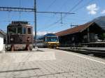 Berner Oberland 2007 - Vor einigen jahren hat man den Bahnhof Zweisimmen etwas umgestaltet. Die Zge der  Golden-Pass-Line  halten nun direkt nebeneinander. Auf Grund der schmaleren Spur der MOB zur BLS muss in Zweismmen umgestiegen werden. Ein mehrfach geplantes Dreischienengleis zwischen Zweisimmen und Interlaken wird derzeit nicht weiter verfolgt. Grund ist auch hier nicht zuletzt die knappen ffentlichen Kassen. Und so werden noch lange MOB und BLS-Zge nebeneinander in Zweisimmen abgelichtet werden knnen. BLS Re 4/4 162 hat am 31.07.2007 den RE 3121 von Interlaken nach Zweisimmen gebracht und nebenan steht schon der ASt 117 als D 3121  Golden-Pass-Panoramic  nach Montreux bereit.