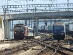 bls - Bahnhofsareal von Spiez mit Einfahrender Re 4/4 168 mit Regionalzug und Zwei Rangierenden E-Loks Typ 465 und Ausfahrendem Gterzug am 13.09.2007