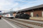 Der  Kamblyzug  mit den ehem.Swiss-Express Wagen,durchfhrt den Bahnhof Langnau/Be.Rechts die SBB Historic Dampflok B 3/4 1367.