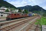 Eine Doppeltraktion Re 4/4 der BLS vor einem Gterzug bei Durchfahrt in Airolo.