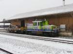 bls - Tm 2/2  98 85 5235 092-4 mit Dienstwagen im Bahnhof Grenchen Nord am 24.02.2013
