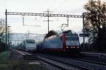 BLS/CFL: Gäste aus Luxemburg bei der BLS. Im Zusammenhang mit der Neuanschaffung von Doppelstöckern wurden im Jahre 2005 auf der S-Bahn Bern-Fribourg (S1) planmässige Testfahrten durchgeführt mit zwei Doppelstockzügen der SOCIETE NATIONALE DES CHEMINS DE FER LUXEMBOURGEOIS. CFL 4010 am späten Abend bei schlechter Witterung anlässlich einer sehr seltenen Begegnung mit einem ICE (BR 401-410) der DB bei Kiesen. Diese Testfahrten führten zu einer Bestellung von 28 RABe 515  MUTZ , die nun seit dem Fahrplanwechsel 2013 auf der S1 im täglichen Einsatz stehen.

Foto: Walter Ruetsch