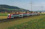 BLS/CFL: Gäste aus Luxemburg bei der BLS. Im Zusammenhang mit der Neuanschaffung von Doppelstöckern wurden im Jahre 2005 auf der S-Bahn Bern-Fribourg (S1) planmässige Testfahrten durchgeführt mit zwei Doppelstockzügen der SOCIETE NATIONALE DES CHEMINS DE FER LUXEMBOURGEOIS. Auch von der Steuerwagenseite her machen die Doppelstöcker aus Luxemburg eine gute Figur in der Schweizer-Landschaft. Die Steuerwagen von Luxemburg sehen übrigens denjenigen von Deutschland und Dänemark ähnlich. Die Aufnahme ist im Aaretal zwischen Kiesen und Wichtrach entstanden.
Foto: Walter Ruetsch