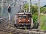 BLS Historic - Schnappschuss der Ae 4/4 251 mit Last unterwegs nach Winterthur bei der durchfahrt im Bahnhof Rupperswil am 25.04.2014