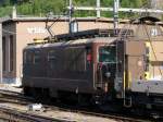 BLS - Autozug von Kandersteg nach Iselle mit der Schiebenden Lok Re 4/4 191 am Schluss des Zuges bei der durchfahrt im Bahnhof Brig am 19.07.2015