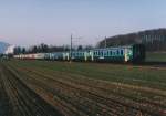 SBB: Verstärkter IR Bern-Olten mit einer Re 4/4 SWISS EXPRESS und 12 Wagen (als Nachschuss fotografiert) bei Herzogenbuchsee im April 2004.