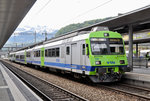 RBDe 4/4 565 738 wartet beim Bahnhof Spiez.