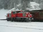 Rangierlok Eea 3/3 402 * SUSI * bei Schnnefall in Kandersteg im hintergrund Re 4/4  163 am 10.03.2007 .. Das Foto wurde durch eine Glasscheibe eines 2 Kl. Personenwagen eines Ausfahrenden Schnellzug geschossen 