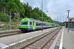 Bt 50 85 80-35 991-9 mit dem RE 3923 bei Einfahrt in Chambrelien, 14.05.2016.